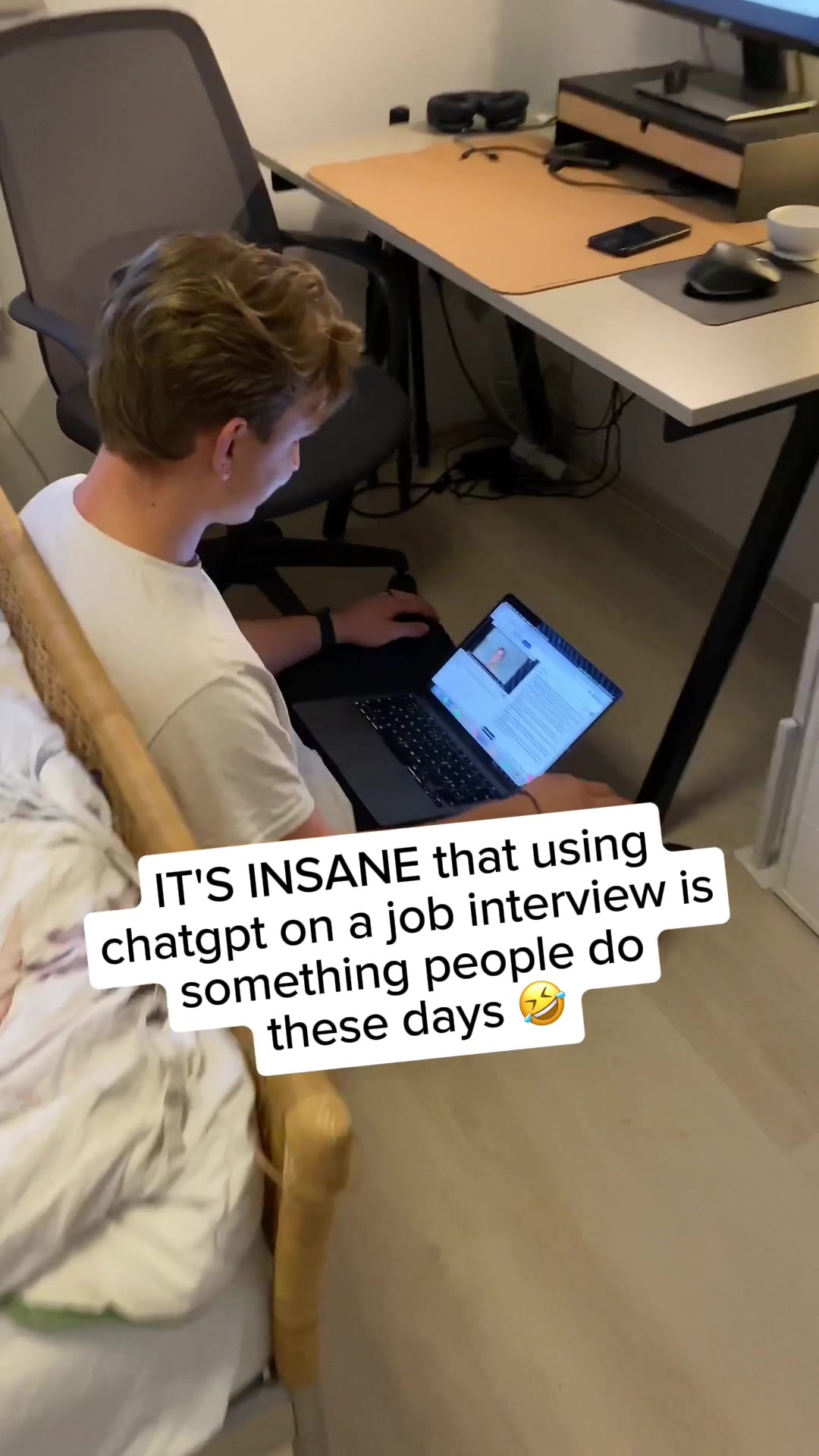 IT'S INSANE that using chatgpt on a job interview is something people do these days π